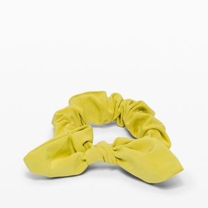 Lululemon Uplifting Scrunchie *Bow NWT